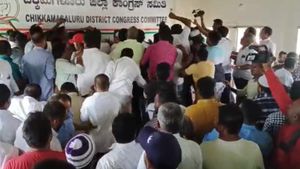  ಟಿಕೆಟ್ ಗೊಂದಲ: ಚಿಕ್ಕಮಗಳೂರು ಕಾಂಗ್ರೆಸ್‌ ಕಚೇರಿಯಲ್ಲಿ ಕಾರ್ಯಕರ್ತರ ರಂಪಾಟ