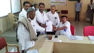 ಗುಂಡ್ಲುಪೇಟೆ: ಕಾಂಗ್ರೆಸ್ ಅಭ್ಯರ್ಥಿ ಗಣೇಶ್‌ ಪ್ರಸಾದ್ ನಾಮಪತ್ರ ಸಲ್ಲಿಕೆ