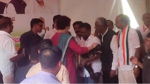 ಪ್ರಿಯಾಂಕಾ ಗಾಂಧಿಗೆ ಕಂಬಳಿ ಹೊದಿಸಿ ಕುರಿಮರಿ ಉಡುಗೊರೆ ನೀಡಿದ ಕಾಡುಗೊಲ್ಲರು