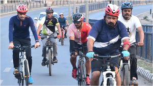 ಮತದಾನ ಜಾಗೃತಿಗಾಗಿ ಕಾರು ಬಿಟ್ಟು ಸೈಕಲ್ ಹತ್ತಿದ ಚುನಾವಣಾ ವೀಕ್ಷಕರು! 
