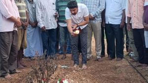  ಹೆಗ್ಗವಾಡಿ: ತಂದೆ ಧ್ರುವನಾರಾಯಣ ಮತ್ತು ಅಜ್ಜ-ಅಜ್ಜಿ ಸಮಾಧಿಗೆ ಪೂಜೆ ಸಲ್ಲಿಸಿ ಪ್ರಚಾರ ಆರಂಭಿಸಿದ ದರ್ಶನ್‌ ಧ್ರುವನಾರಾಯಣ  