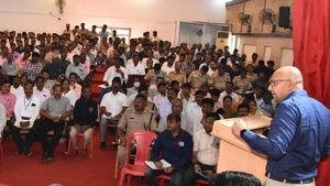  ಧಾರವಾಡ ಜಿಲ್ಲಾಧಿಕಾರಿ ಗುರುದತ್ತ ಹೆಗಡೆ ಚುನಾವಣಾ ಸಿಬ್ಬಂದಿಗೆ ನೀಡಿದ ಸೂಚನೆಗಳೇನು?, ಇಲ್ಲಿದೆ ವಿವರ