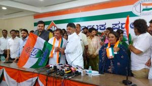 ಮುಂದುವರಿದ ಪಕ್ಷಾಂತರ:ಜೆಡಿಎಸ್ ತೊರೆದು ಕಾಂಗ್ರೆಸ್ ಸೇರಿದ ಮಾಜಿ ಸಚಿವ ಬಿ.ಬಿ.ನಿಂಗಯ್ಯ