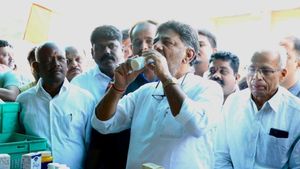  ಹಾಸನದಲ್ಲಿ ನಂದಿನಿ ಹಾಲಿನ ಉತ್ಪನ್ನಗಳನ್ನು ಖರೀದಿಸಿ ಅಮೂಲ್‌ಗೆ ವಿರೋಧ ವ್ಯಕ್ತಪಡಿಸಿದ ಡಿ.ಕೆ.ಶಿವಕುಮಾರ್‌
