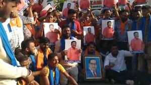  ಹಣ ಇದ್ದವರಿಗೆ ಬಿಜೆಪಿ ಟಿಕೆಟ್: ಚಂದ್ರಶೇಖರ ಗೋಕಾಕ್ ಬೆಂಬಲಿಗರ ಬೃಹತ್ ಪ್ರತಿಭಟನೆ