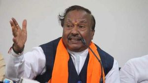 ಈಶ್ವರಪ್ಪನಿಂದ ಬಲವಂತವಾಗಿ ಪತ್ರ ಪಡೆದರಾ ಹೈಕಮಾಂಡ್ ನಾಯಕರು..? ಅಭಿಮಾನಿಗಳ ಎದುರು ಈಶ್ವರಪ್ಪ ಹೇಳಿದ್ದೇನು..?