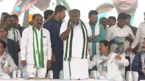  ಭೂಮಿ ಇಲ್ಲದವರಿಗೆ ಪ್ರತಿ ತಿಂಗಳು 2 ಸಾವಿರ ರೂಪಾಯಿ ಹಾಗೂ ಎರಡು ತಿಂಗಳಿಗೊಮ್ಮೆ ಉಚಿತ ಗ್ಯಾಸ್‌ ಸಿಲಿಂಡರ್‌ ಕೊಡ್ತೇವೆ: HDK ಘೋಷಣೆ