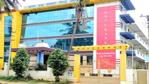 ಜೆಡಿಎಸ್ ಹಿಡಿತದಲ್ಲಿರುವ ಹಾಸನ ಡಿಸಿಸಿ ಬ್ಯಾಂಕ್‌ ಮೇಲೆ ಐಟಿ ದಾಳಿ
