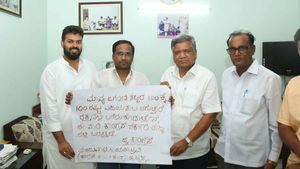 ರಕ್ತದಲ್ಲಿ ಪತ್ರ ಬರೆದ ಪಕ್ಷದ ಕಾರ್ಯಕರ್ತನ ಭೇಟಿ ಮಾಡಿದ ಜಗದೀಶ್ ಶೆಟ್ಟರ್- 'ರಕ್ತದಾನ ಶ್ರೇಷ್ಠದಾನ' ಎಂದ ಮಾಜಿ ಸಿಎಂ