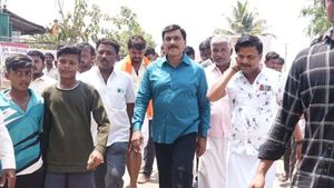ಕಾಂಗ್ರೆಸ್ ಟಿಕೆಟ್ ಕೈ ತಪ್ಪಿದವರನ್ನು ಭೇಟಿಯಾದ ಜನಾರ್ದನ ರೆಡ್ಡಿ! 