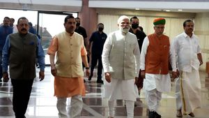  ಬಿಜೆಪಿಯಲ್ಲಿ ಪ್ರಹ್ಲಾದ ಜೋಶಿ ರೆಡಿಯಾಗುತ್ತಿದೆಯೇ ವೇದಿಕೆ? 'ಪೇಶ್ವೆಗೆ ಪಟ್ಟ' ಎಂದಿದ್ದ ಎಚ್‌ಡಿಕೆ ಮಾತು ನಿಜವಾಗುತ್ತಿದೆಯೇ?