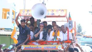 ದಾವಣಗೆರೆ ಬಿಜೆಪಿ ಅಭ್ಯರ್ಥಿಗಳ ಪರ ಸುದೀಪ್‌ ಭರ್ಜರಿ ಪ್ರಚಾರ: ಕಿಚ್ಚನ ನೋಡಲು ಮುಗಿಬಿದ್ದ ಫ್ಯಾನ್ಸ್