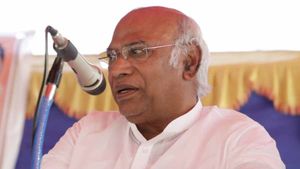 ಕೇಂದ್ರ ಸರ್ಕಾರ ಸಂವಿಧಾನವನ್ನು ತಿರುಚುವ ಪ್ರಯತ್ನ ಮಾಡುತ್ತಿದೆ - ಮಲ್ಲಿಕಾರ್ಜುನ ಖರ್ಗೆ ಆರೋಪ