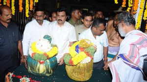  ಮೇಲುಕೋಟೆಯತ್ತ ಸಾಗಿದ ವೈರಮುಡಿ-ರಾಜಮುಡಿ ಕಿರೀಟಗಳು: ದಾರಿಯುದ್ದಕ್ಕೂ ಸ್ವಾಗತಿಸಿ ಬೀಳ್ಕೊಟ್ಟ ಭಕ್ತರು