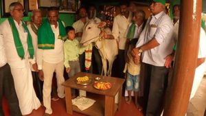 ಮಂಡ್ಯದಲ್ಲಿ ಗೋವುಗಳಿಗೂ ಹುಟ್ಟುಹಬ್ಬ ಆಚರಣೆ ಮಾಡಿ ಗಮನ ಸೆಳೆದ ಸಾವಯವ ಕೃಷಿಕರು