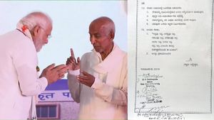  Narendra Modi In Vijayapura: ಪ್ರಧಾನಿ ನರೇಂದ್ರ ಮೋದಿಗೆ ಸಿದ್ದೇಶ್ವರ ಶ್ರೀಗಳ ವಿಲ್​​​ ಪತ್ರ ಉಡುಗೊರೆ