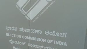ಹಾಸನ; ಅಂಚೆ ಮತದಾರರ ಮೇಲೆ ಪಕ್ಷದ ಪರವಾಗಿ ಒತ್ತಡ, ದೂರು ದಾಖಲು 