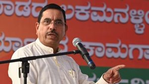 ಟಿಕೆಟ್ ವಿಚಾರದಲ್ಲಿ ಬಹಿರಂಗವಾಗಿ ಮಾತನಾಡಬೇಡಿ; ಲಕ್ಷ್ಮಣ್ ಸವದಿ, ಕುಮಟಹಳ್ಳಿಗೆ ಪ್ರಲ್ಹಾದ್ ಜೋಶಿ ಸೂಚನೆ 