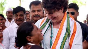 ಇಂದಿರಾ ಗಾಂಧಿ ಪ್ರತಿರೂಪದಂತಿದ್ದೀರಿ ಎಂದ ಮಹಿಳೆಯನ್ನು ತಬ್ಬಿದ ಪ್ರಿಯಾಂಕ ಗಾಂಧಿ