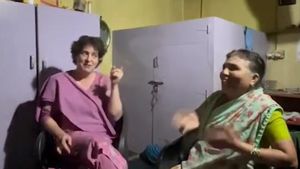  Priyanka Gandhi: ಬಡ ಮಹಿಳೆ ಮನೆಗೆ ಭೇಟಿ ನೀಡಿ ಕಾಂಗ್ರೆಸ್ ಗ್ಯಾರಂಟಿ ಯೋಜನೆಗಳನ್ನು ವಿವರಿಸಿದ ಪ್ರಿಯಾಂಕಾ