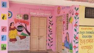 ಆಕರ್ಷಕ ಚಿತ್ತಾರದಿಂದ ಗಮನ ಸೆಳೆಯುತ್ತಿವೆ ಪಿಂಕ್ ಮತಗಟ್ಟೆ 