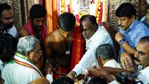  ಶ್ರೀರಾಮನ ಮೊರೆ ಹೋದ ಸಿದ್ಧರಾಮಯ್ಯ: ನಾಮಪತ್ರ ಸಲ್ಲಿಕೆಗೆ ಮುನ್ನ ಹುಟ್ಟೂರಿನಲ್ಲಿ ದೇವಸ್ಥಾನಕ್ಕೆ ಭೇಟಿ