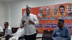  ಚಾಮರಾಜನಗರ ಕ್ಷೇತ್ರದ ಬಿಜೆಪಿ ಬಂಡಾಯ ಶಮನಕ್ಕೆ ವಿ.ಸೋಮಣ್ಣ ಮುಲಾಮು, ಟಿಕೆಟ್ ವಂಚಿತರ ಮನೆಗೆ ಭೇಟಿ