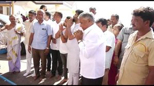  Karnataka election 2023: ಮೈಸೂರಿನ ಚಾಮುಂಡಿ ಬೆಟ್ಟದಲ್ಲಿ ಸೋಮಣ್ಣ ಒಡೆದ ಕಾಯಿ ಹೋಳಾಗಲಿಲ್ಲ, ಕೇಳಿಬರುತ್ತಿದೆ ಅಪಶಕುನದ ಮಾತು