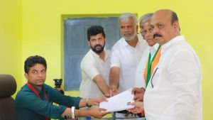 V Somanna Files Nomination: ನಾಮಪತ್ರ ಸಲ್ಲಿಸಿದ ವಿ ಸೋಮಣ್ಣ, ಸಿದ್ದರಾಮಯ್ಯ ವಿರುದ್ದ ತೊಡೆ ತಟ್ಟಲು ವೇದಿಕೆ ಸಿದ್ಧ