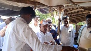  ಹಿರಿಯೂರು: ಅಬ್ಬರದ ಪ್ರಚಾರದಲ್ಲಿ ತೊಡಗಿದ ಕಾಂಗ್ರೆಸ್ ಅಭ್ಯರ್ಥಿ ಡಿ.ಸುಧಾಕರ್