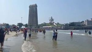 ಉತ್ತರ ಕನ್ನಡಲ್ಲಿ ಬೇಸಿಗೆ ರಜೆ ಮಸ್ತಿ: ಬಿಸಿಲ ಧಗೆ ನಡುವೆಯೂ ಬೀಚ್‌ನಲ್ಲಿ ಮಸ್ತ್‌ ಮಜಾ