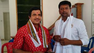 ಚಿತ್ರದುರ್ಗದಲ್ಲಿ ಎಸ್‌.ನಾರಾಯಣ್‌ ಜೊತೆ ತೆರಳಿ ನಾಮಪತ್ರ ಸಲ್ಲಿಸಿದ ದೊಡ್ಡಣ್ಣನ ಅಳಿಯ ವೀರೇಂದ್ರ ಪಪ್ಪಿ