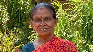 ಭೀಕರ ರೈಲು ಅಪಘಾತ ತಡೆದ ವೃದ್ಧೆ: ರೈಲ್ವೆ ಇಲಾಖೆಯಿಂದ ಭಾರೀ ಮೆಚ್ಚುಗೆ