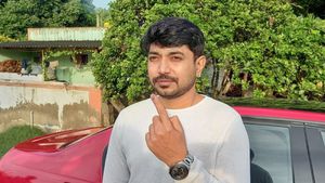  Karnataka election 2023: ಮೂಡ್ಲುಪುರ ಗ್ರಾಮದಲ್ಲಿ ಮತ ಚಲಾವಣೆ ಮಾಡಿದ ಕೆಂಡಸಂಪಿಗೆ ಚಿತ್ರದ ನಟ