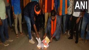 Bajrang Dal: ಕಾಂಗ್ರೆಸ್ ಪ್ರಣಾಳಿಕೆಗೆ ಬೆಂಕಿ ಹಚ್ಚಿ ಬಜರಂಗದಳದಿಂದ ಪ್ರತಿಭಟನೆ 
