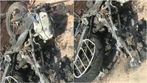 ಮನೆ ಮುಂದೆ ನಿಲ್ಲಿಸಿದ ಬೈಕ್‌ಗೆ ಬೆಂಕಿ ಹಚ್ಚಿದ ದುಷ್ಕರ್ಮಿಗಳು: ದೂರು ದಾಖಲು