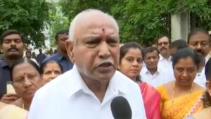 ಶಿಕಾರಿಪುರದಲ್ಲಿ ಮತದಾನ ಮಾಡಿದ ಬಿಎಸ್‌ ಯಡಿಯೂರಪ್ಪ, ಬಿವೈ ವಿಜಯೇಂದ್ರ 