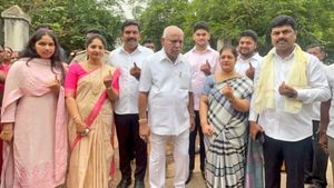 ಶಿಕಾರಿಪುರದಲ್ಲಿ ಕುಟುಂಬದೊಂದಿಗೆ ಮತದಾನ ಮಾಡಿದ ಯಡಿಯೂರಪ್ಪ 