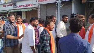 ಮತದಾನದ ದಿನವೂ ಕೇಸರಿ ಶಾಲು ಕಿತ್ತಾಟ: ಚಿಕ್ಕಮಗಳೂರಿನಲ್ಲಿ ಕಾಂಗ್ರೆಸ್-ಬಿಜೆಪಿ ಕಾರ್ಯಕರ್ತರ ಗಲಾಟೆ