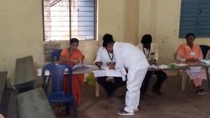 ಚಿತ್ರದುರ್ಗದಲ್ಲಿ ಮತದಾನ ಆರಂಭ: ಬೆಳ್ಳಂಬೆಳಗ್ಗೆ ಮತಗಟ್ಟೆಯತ್ತ ಮತದಾರರ ದಂಡು