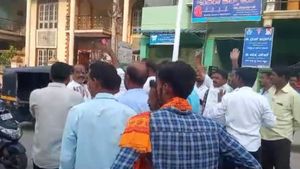 ಚಿತ್ರದುರ್ಗ: ಮತಗಟ್ಟೆ ಬಳಿ ಕಾಂಗ್ರೆಸ್- ಬಿಜೆಪಿ ಕಾರ್ಯಕರ್ತರ ಗಲಾಟೆ