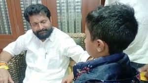  ನಿಮ್ಮ ಜೊತೆ ನಾವಿದ್ದೇವೆ ಭಯ ಪಡಬೇಡಿ ಸರ್‌: ಚಿಕ್ಕಮಗಳೂರಿನಲ್ಲಿ ಸೋಲನುಭವಿಸಿದ ಸಿ.ಟಿ.ರವಿಗೆ ಧೈರ್ಯ ತುಂಬಿದ ಪುಟ್ಟ ಬಾಲಕ