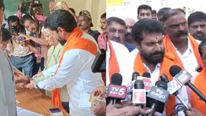  ಚಿಕ್ಕಮಗಳೂರಿನಲ್ಲಿ ಕುಟುಂಬ ಸಮೇತ ಮತ ಚಲಾಯಿಸಿ ಭವಿಷ್ಯ ನುಡಿದ ಸಿ.ಟಿ.ರವಿ