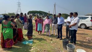  ದಾವಣಗೆರೆ: ಮಳೆಯಲ್ಲಿ ಮುಳುಗಿದ ಟೆಂಟ್‌ ನಿವಾಸಿಗಳ ಜೀವನ, ಜಿಲ್ಲಾಧಿಕಾರಿ ನೀಡಿದ ಭರವಸೆಗಳೇನು?  