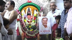  ಸಿದ್ದರಾಮಯ್ಯ ಸಿಎಂ ಆಗಲೆಂದು ದಾವಣಗೆರೆಯ ದುರ್ಗಾಂಬಿಕಾ ದೇವಸ್ಥಾನದಲ್ಲಿ ವಿಶೇಷ ಪೂಜೆ