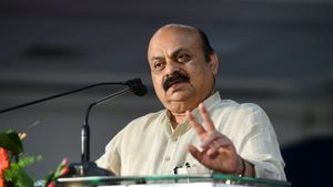 ಕಾಂಗ್ರೆಸ್‌ ಸರ್ಕಾರದ ಗ್ಯಾರಂಟಿ ಯೋಜನೆ ಜಾರಿ ಯಾವಾಗ?: ಮಾಜಿ ಸಿಎಂ ಬೊಮ್ಮಾಯಿ ಪ್ರತಿಕ್ರಿಯೆ