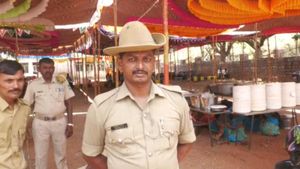ತಾಯಿ ಕಳೆದುಕೊಂಡ ನೋವಿನಲ್ಲೇ ಚುನಾವಣಾ ಕರ್ತವ್ಯಕ್ಕೆ ಹಾಜರಾದ ಪೊಲೀಸ್‌: ಡಿಜಿಪಿಯಿಂದ ಮೆಚ್ಚುಗೆ