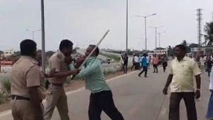 ಏಕಾಏಕಿ ಲಾಟಿ ಪ್ರಹಾರ ನಡೆಸಿದ ಪೊಲೀಸರು: ಶರ್ಟ್‌ ಹರಿದು ಕಾಂಗ್ರೆಸ್‌ ಕಾರ್ಯಕರ್ತನ ಆಕ್ರೋಶ