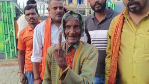 ಹಾಸನದಲ್ಲಿ ಮತದಾನ ಆರಂಭ: ಮೊದಲ ಮತದಾನ ಮಾಡಿದ 80 ವರ್ಷದ ವೃದ್ಧೆ