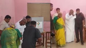  HD Deve Gowda Casted Vote: ಪಡುವಲಹಿಪ್ಪೆ ಗ್ರಾಮದಲ್ಲಿ ಮತ ಚಲಾಯಿಸಿದ ಎಚ್‌.ಡಿ.ದೇವೇಗೌಡ ದಂಪತಿ